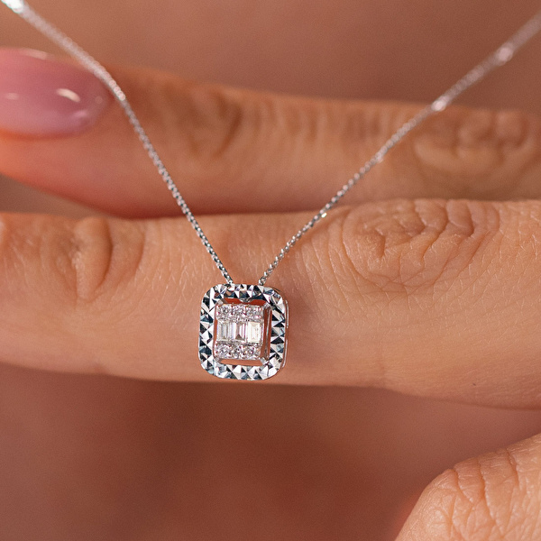 0,13 Karat Pırlanta Baget Kolye Ddiamond