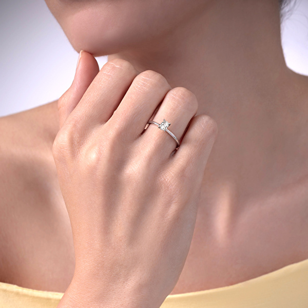 0,40 Karat Oval Tektaş Pırlanta Yüzük