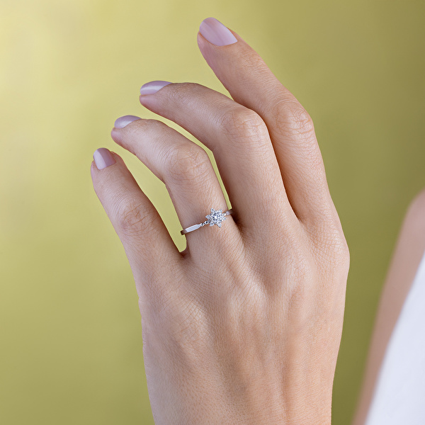 0,26  Karat Lotus Tektaş Pırlanta Yüzük